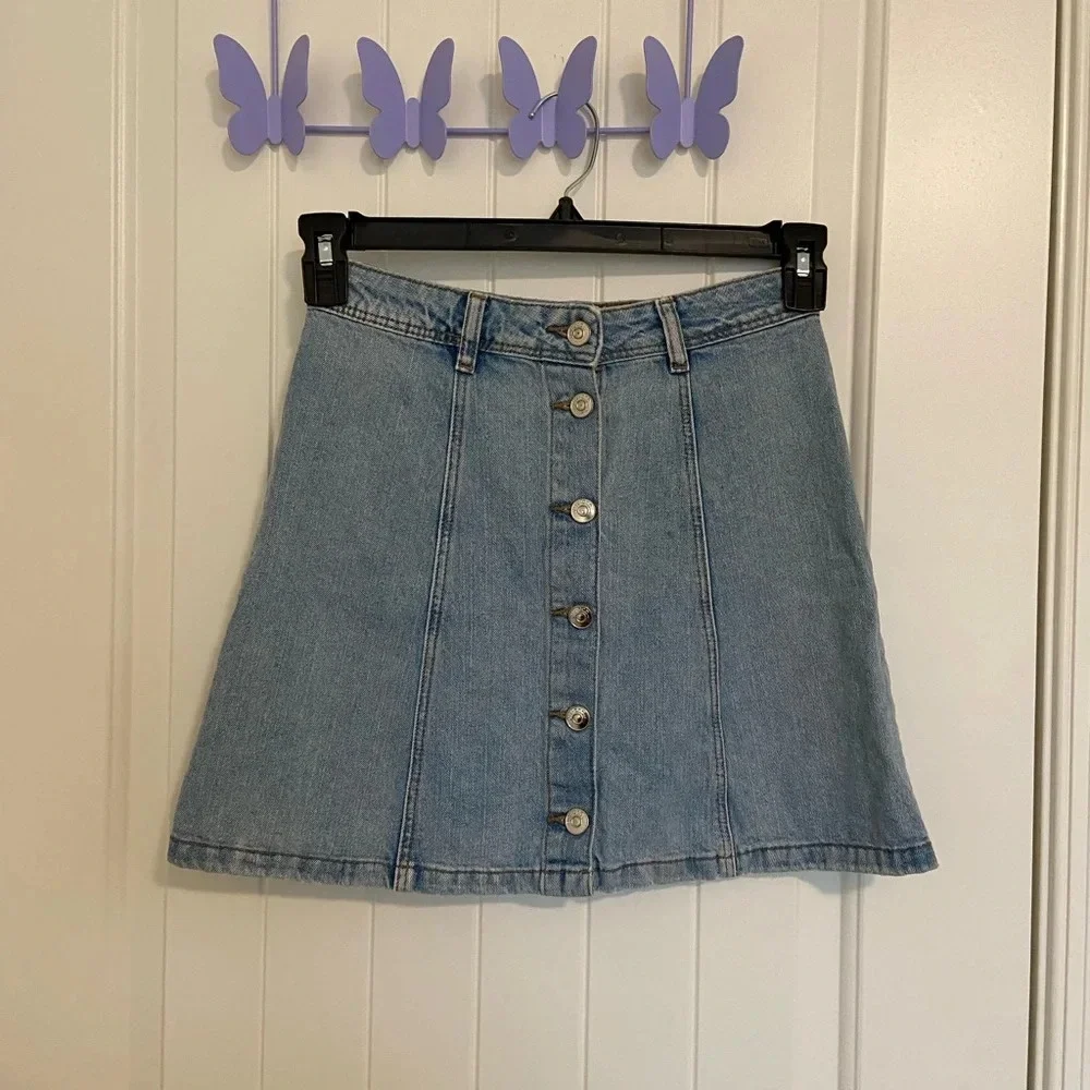 H&M Divided women’s button up light‎ wash denim miniskirt — size 2