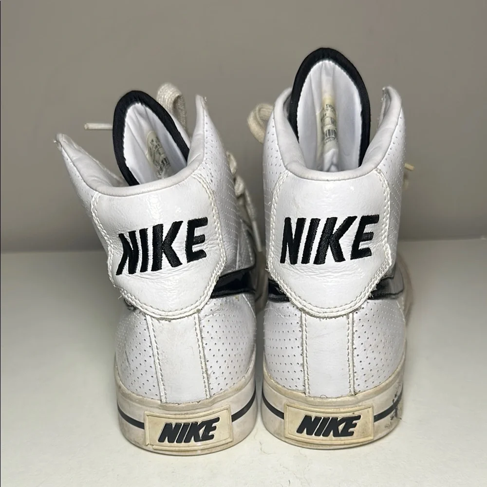 Nike accents top