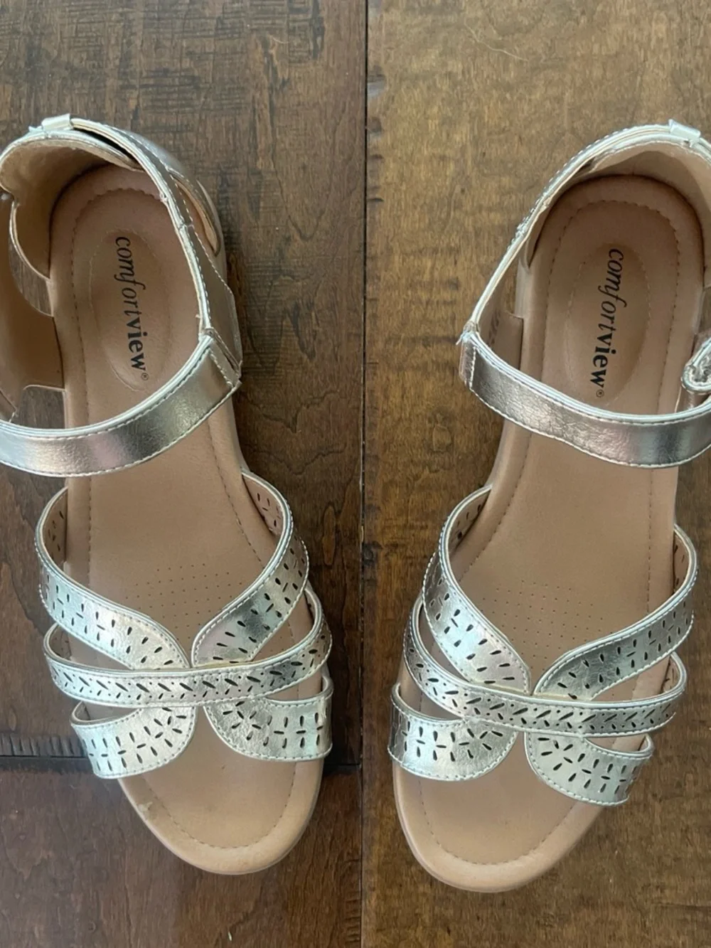 Comfortview Christiana metallic gold faux leather sandals Sz. 8.5