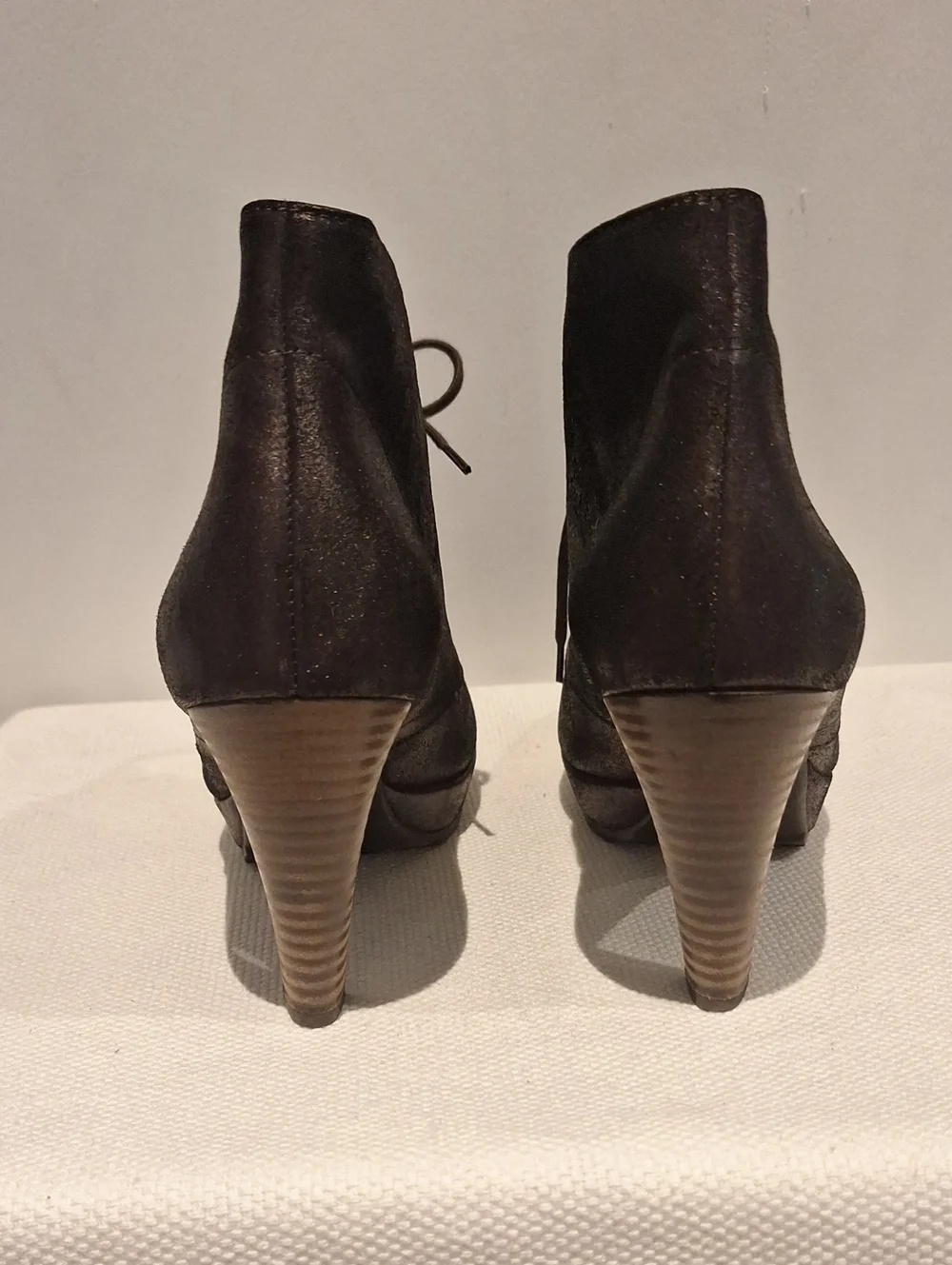 Paul Green sleek lace