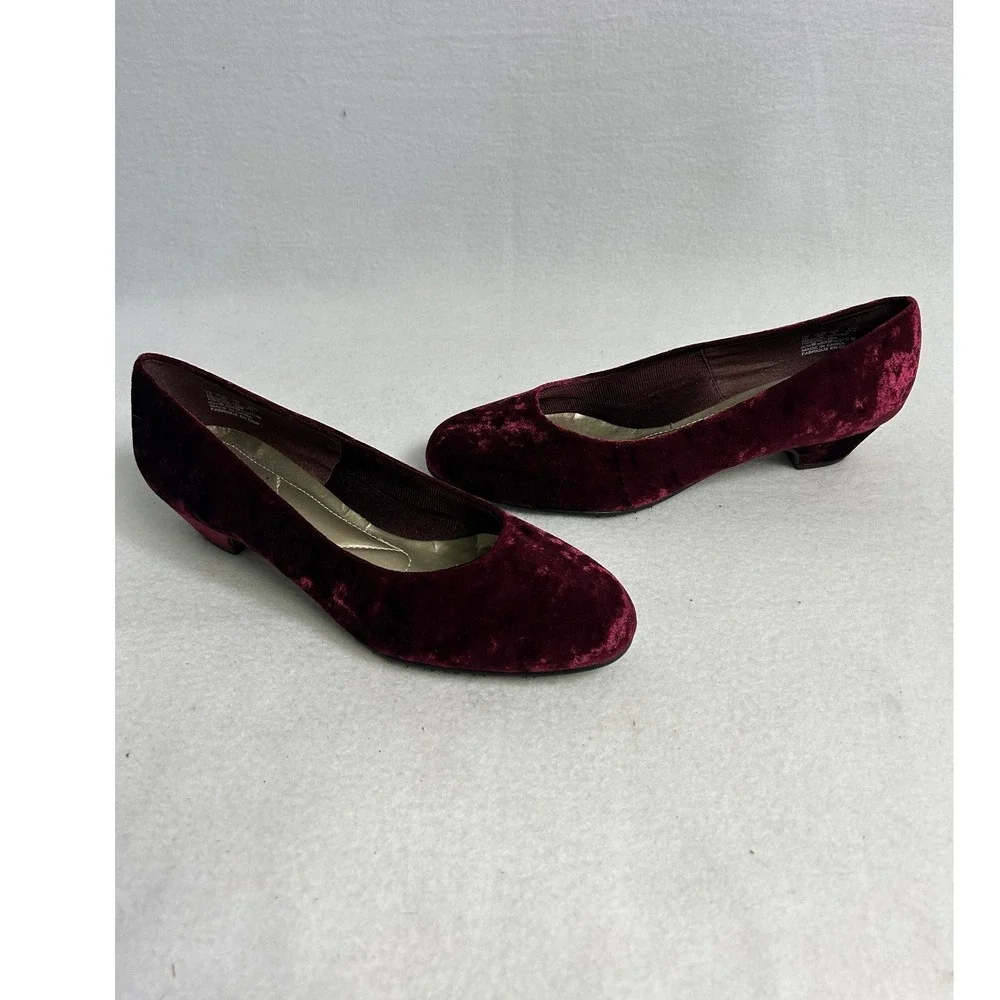 Holiday Velvet Soft Style Womens 10‎ Burgundy Wine Low Wedge Round Toe Pumps