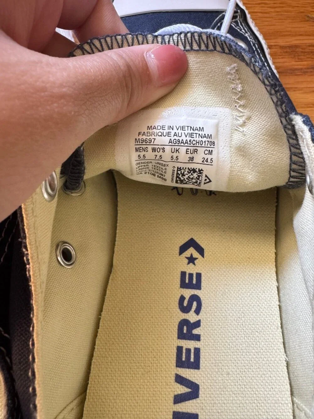 Converse women canvas material