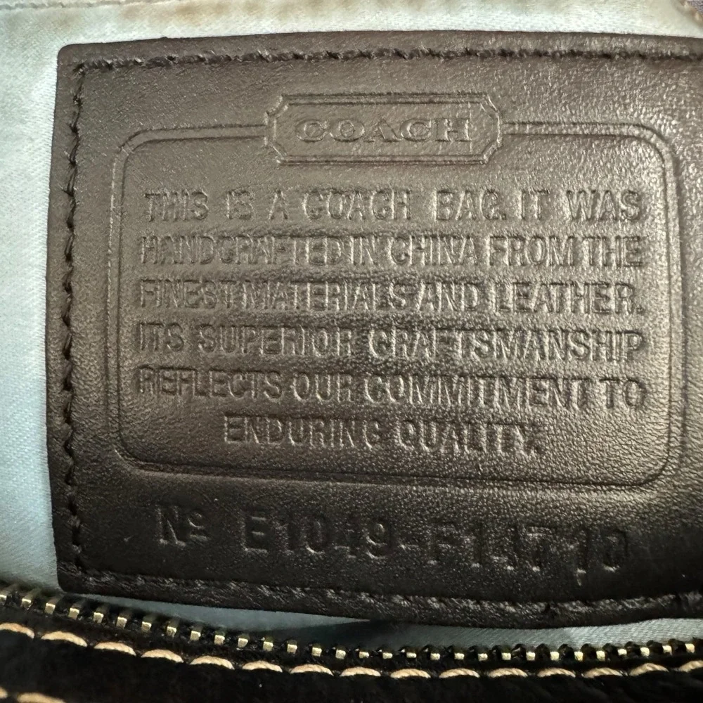 Coach zipper stitching