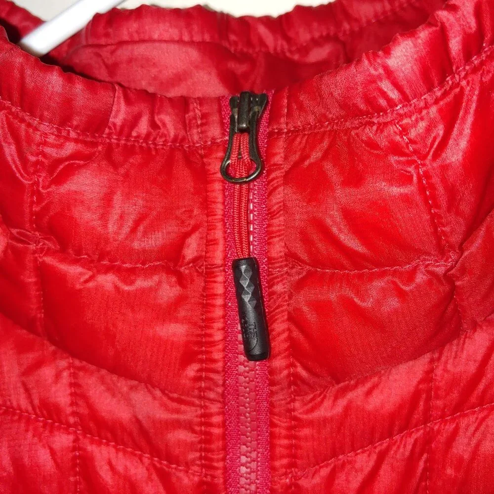 The North Face Thermoball 1/4 Zip  Pullover Jacket Size L Red