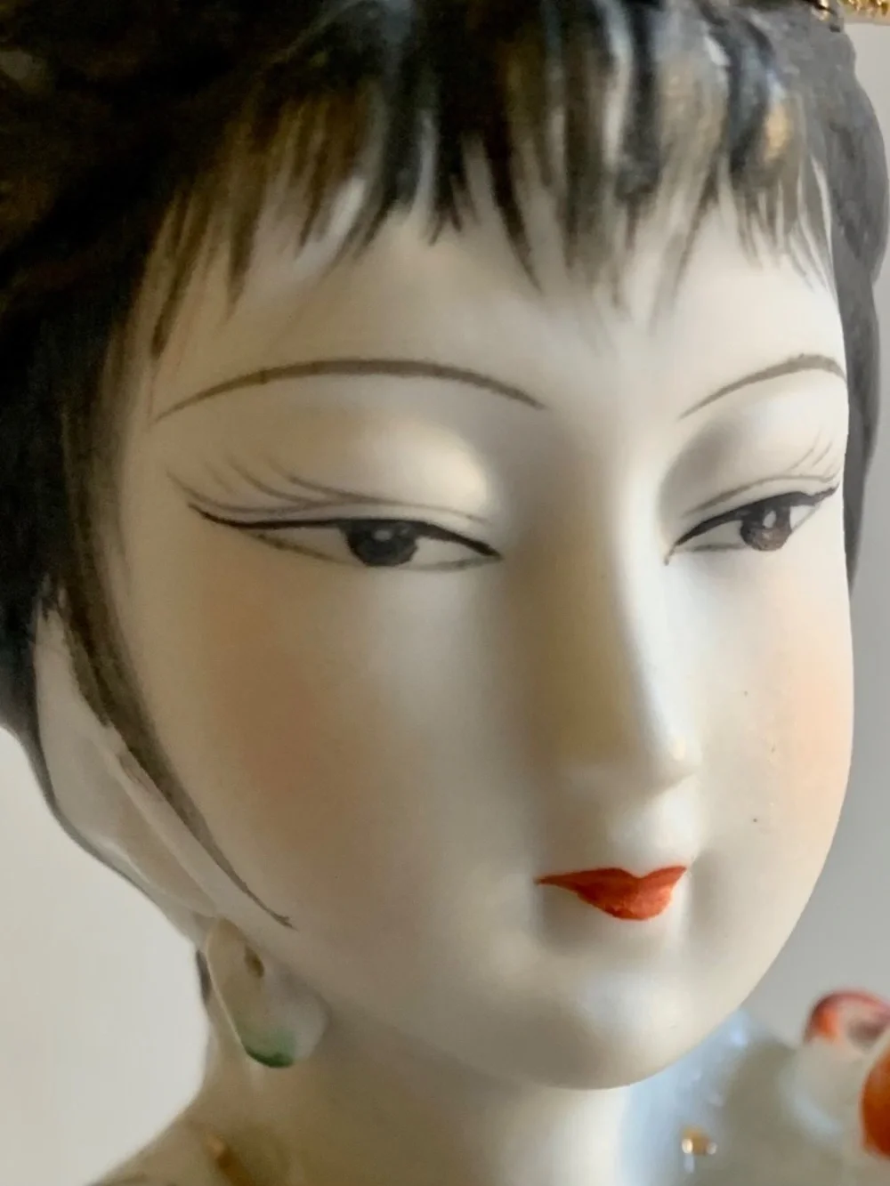 Vintage Chinese Yigi Porcelain Geisha Figurines – Hand-Painted, Gilt Accents