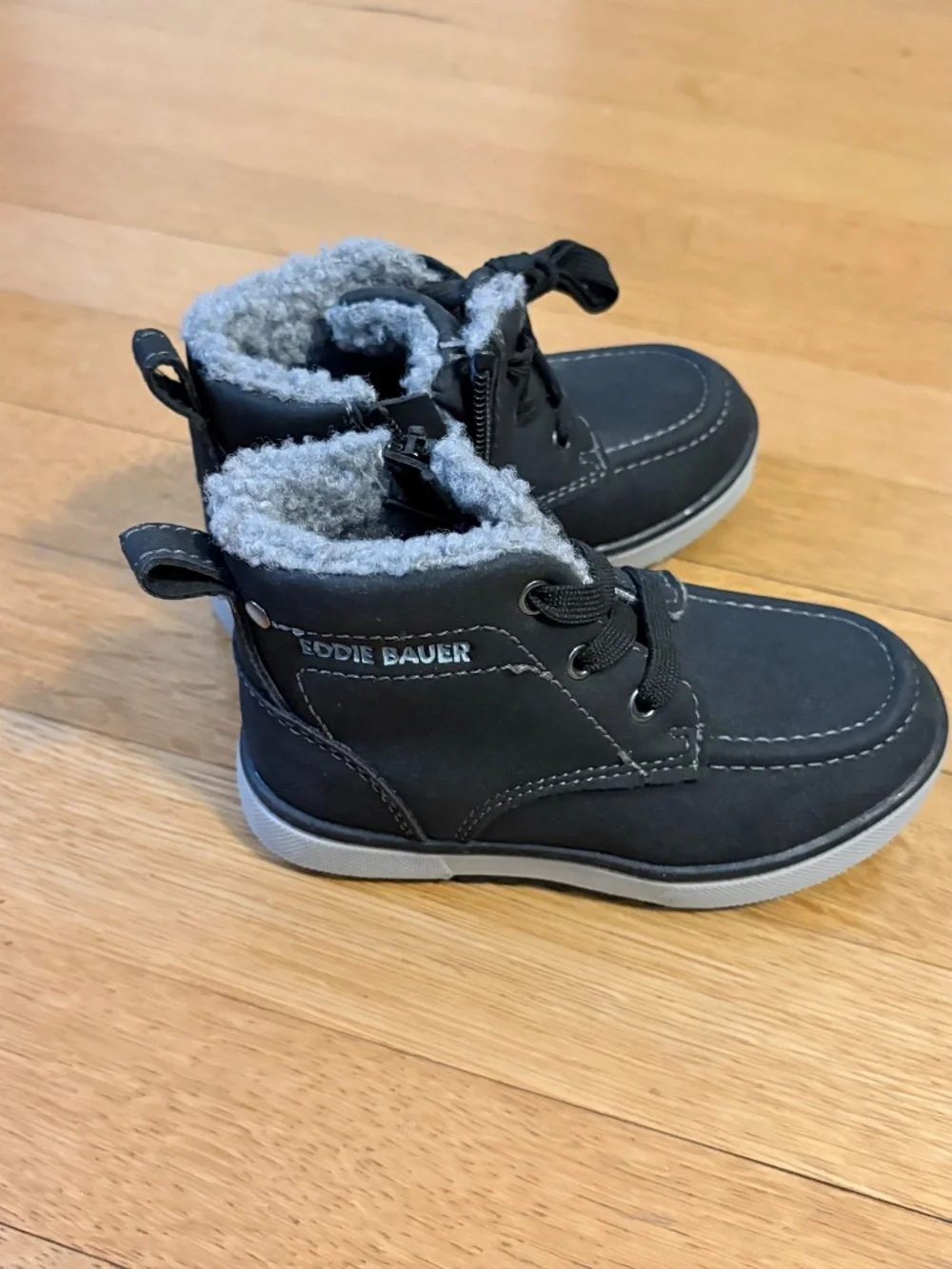 Never worn Eddie Bauer kids snow boots