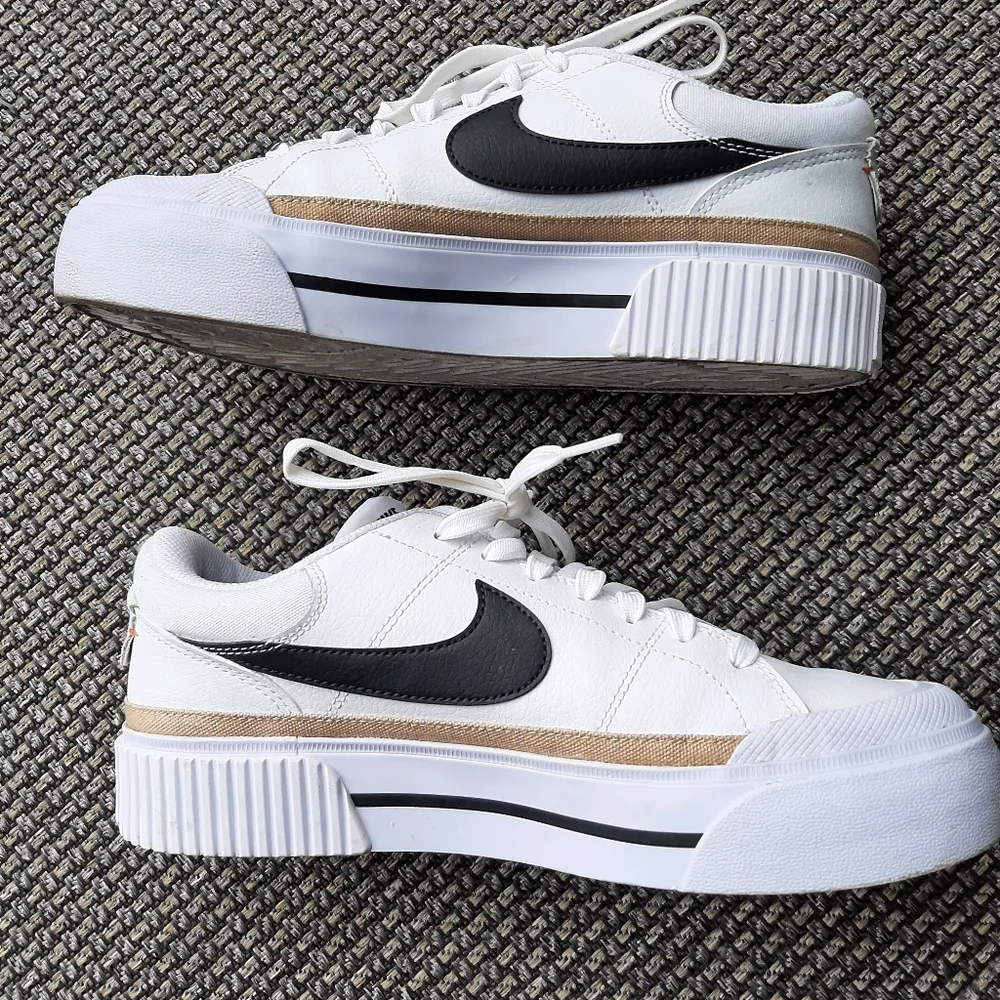 Nike Women's court legacy lift platform sneaker size 9