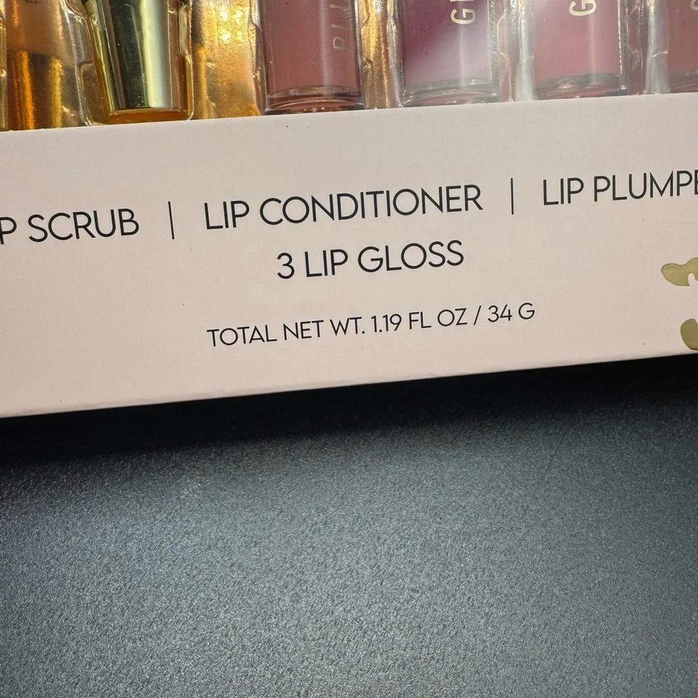 Tahari lip set