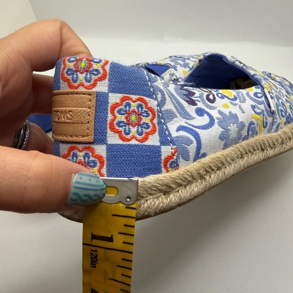 Toms color blue