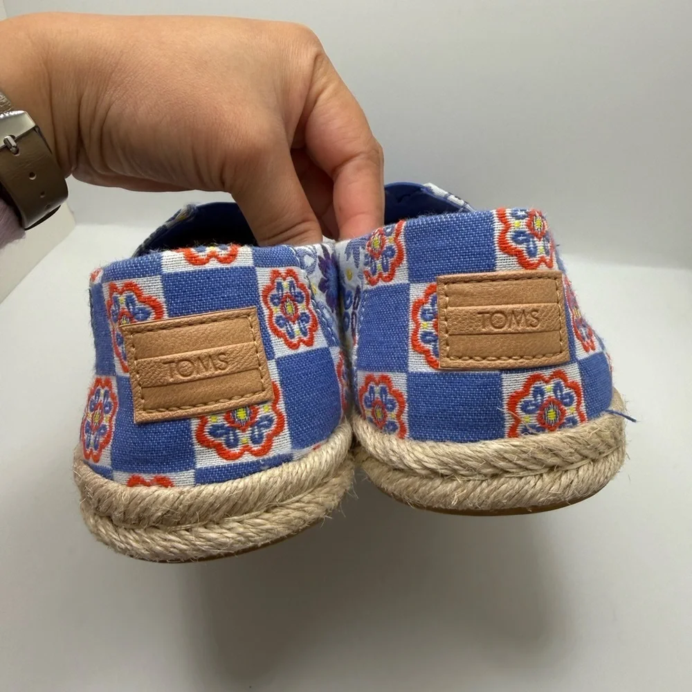 Toms color blue