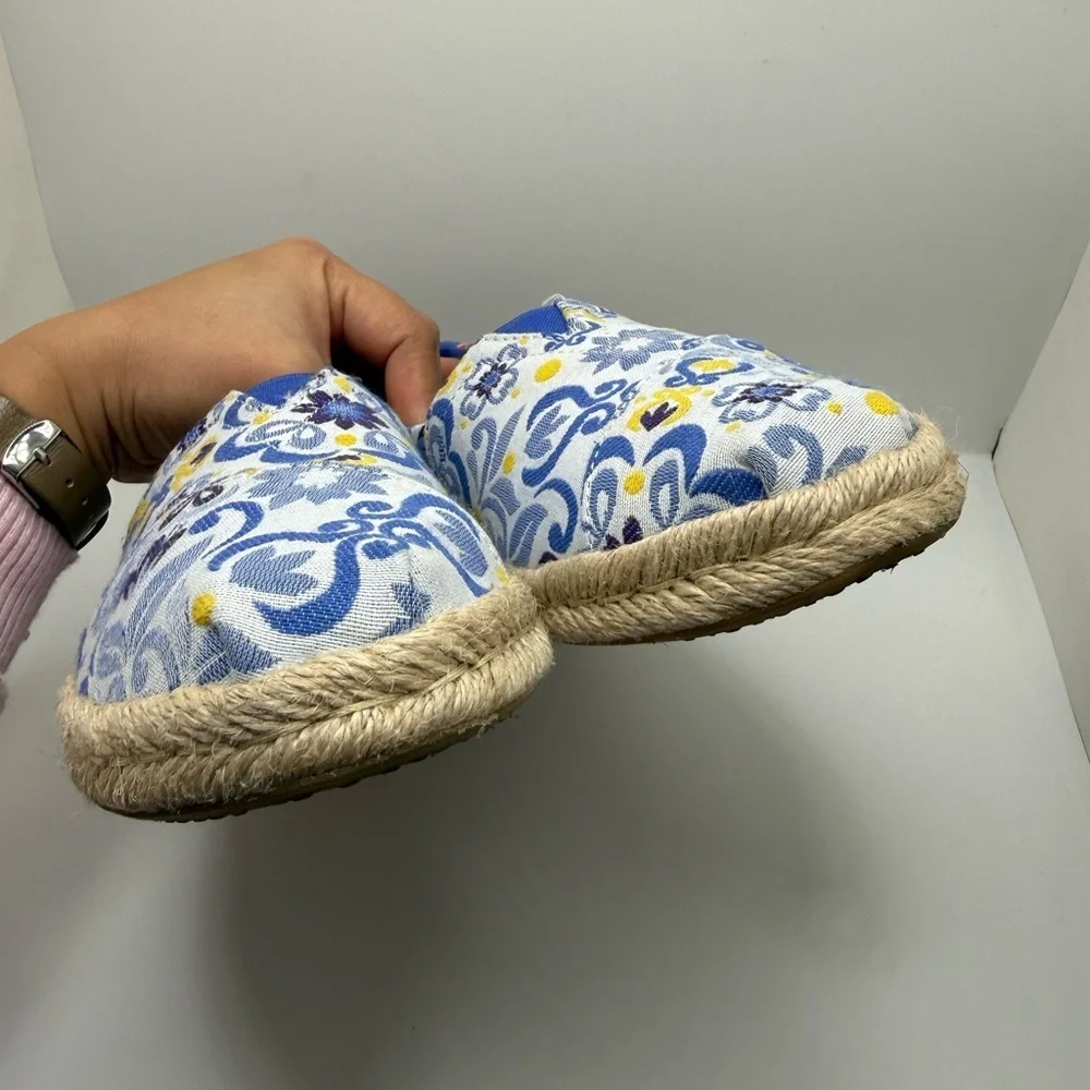 Toms color blue