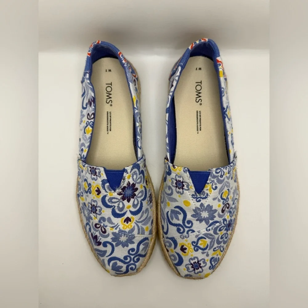 Toms color blue