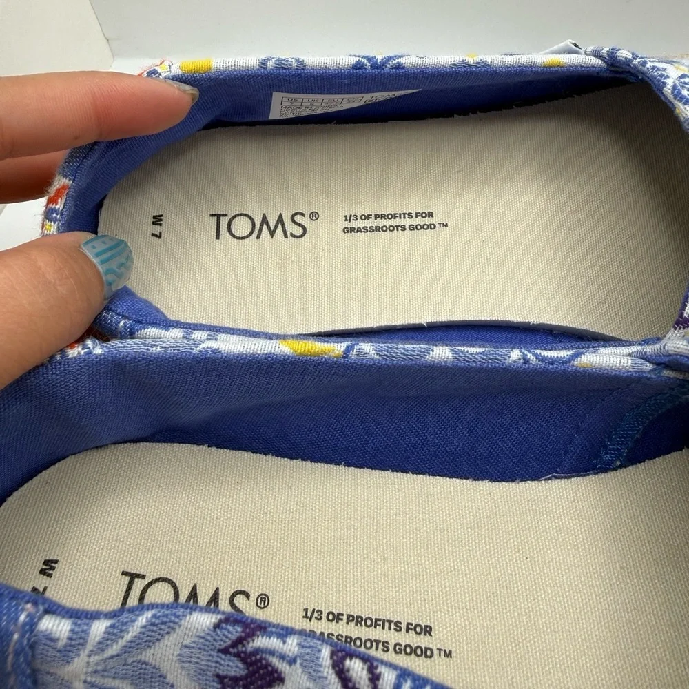 Toms color blue