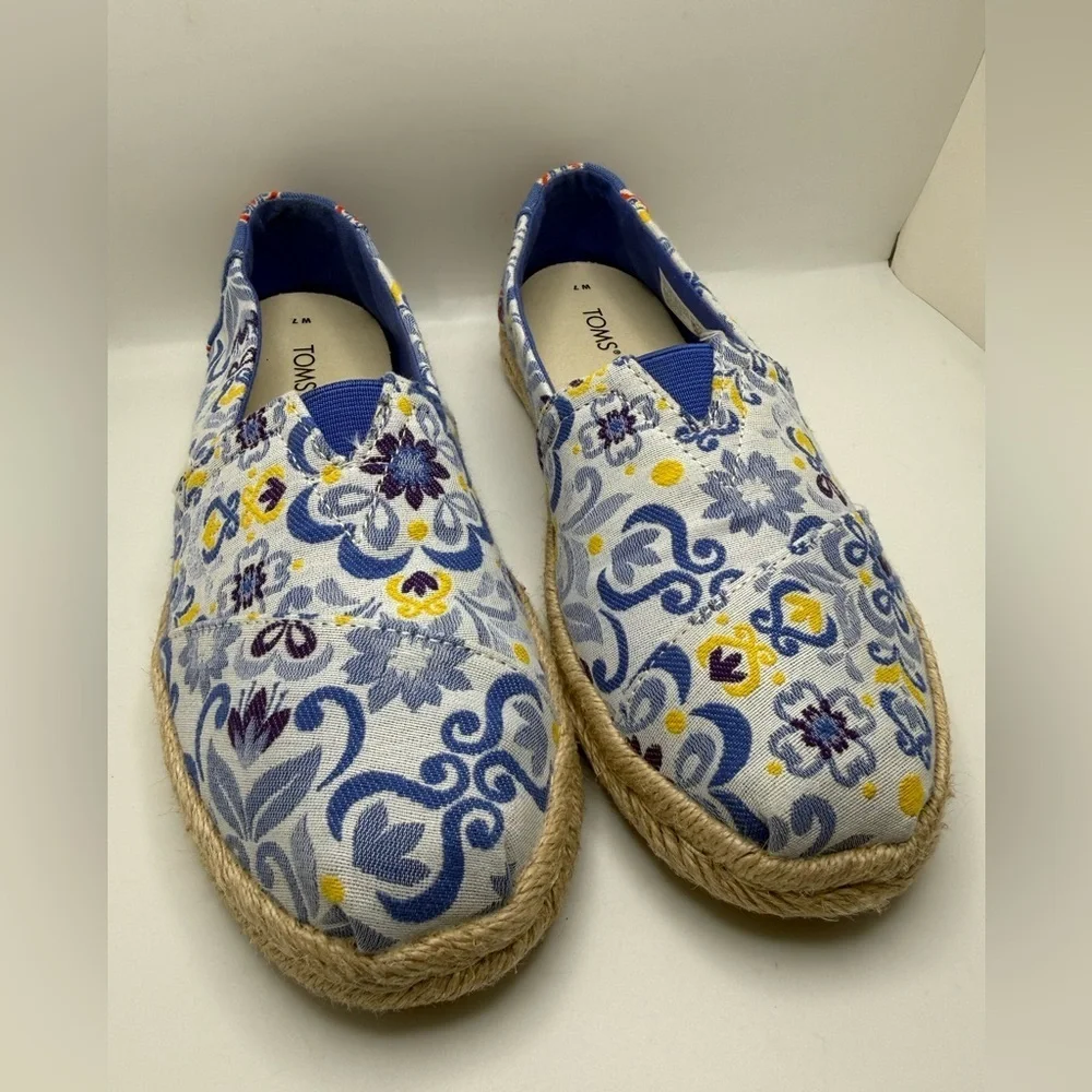 Toms color blue