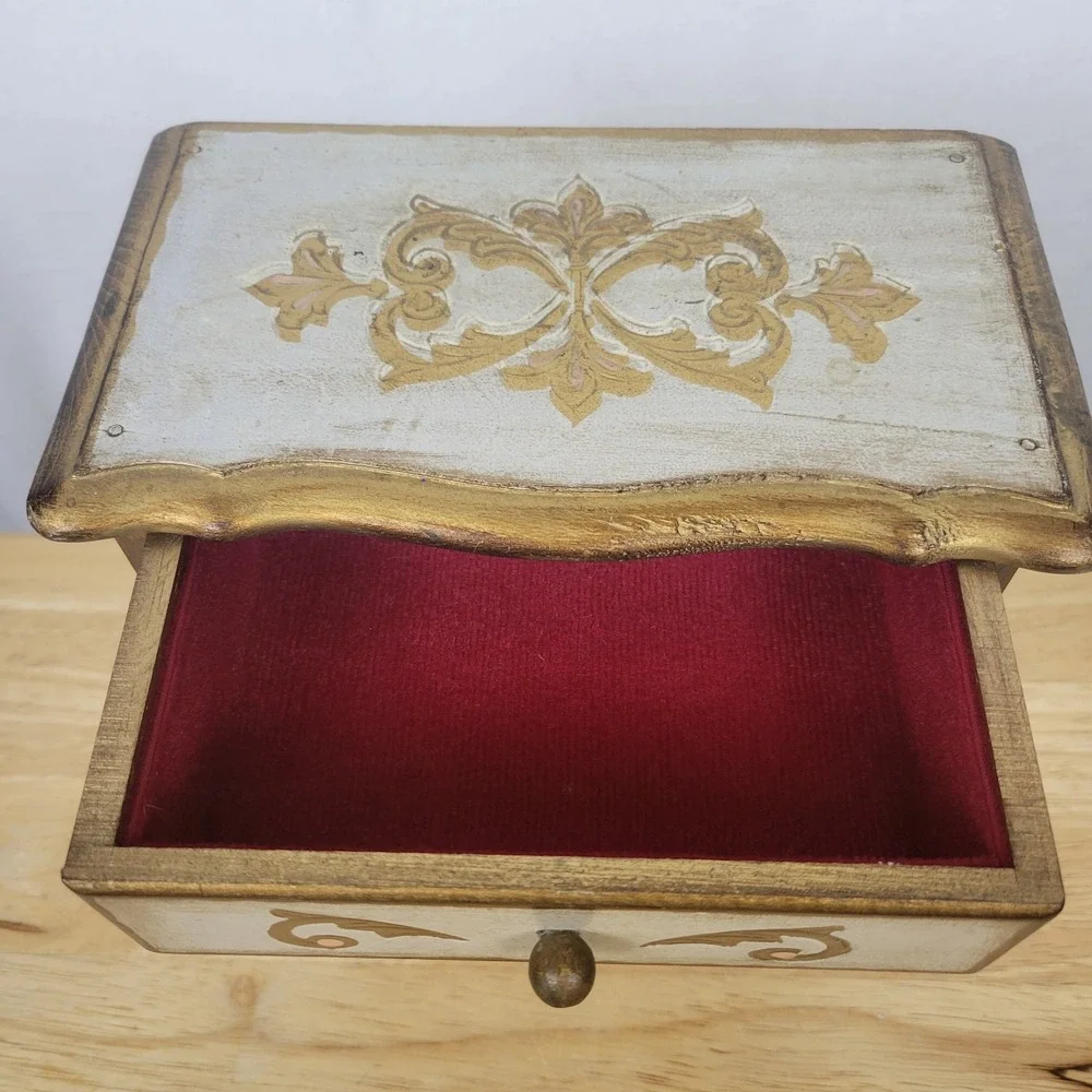 The Unbranded Brand vintage florentine