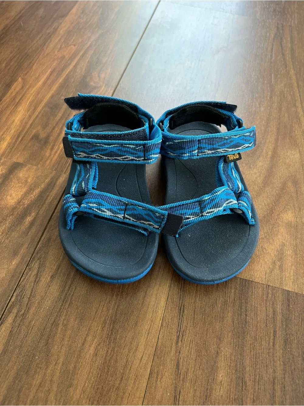 Pre-owned Teva toddler sandals in blue size 5