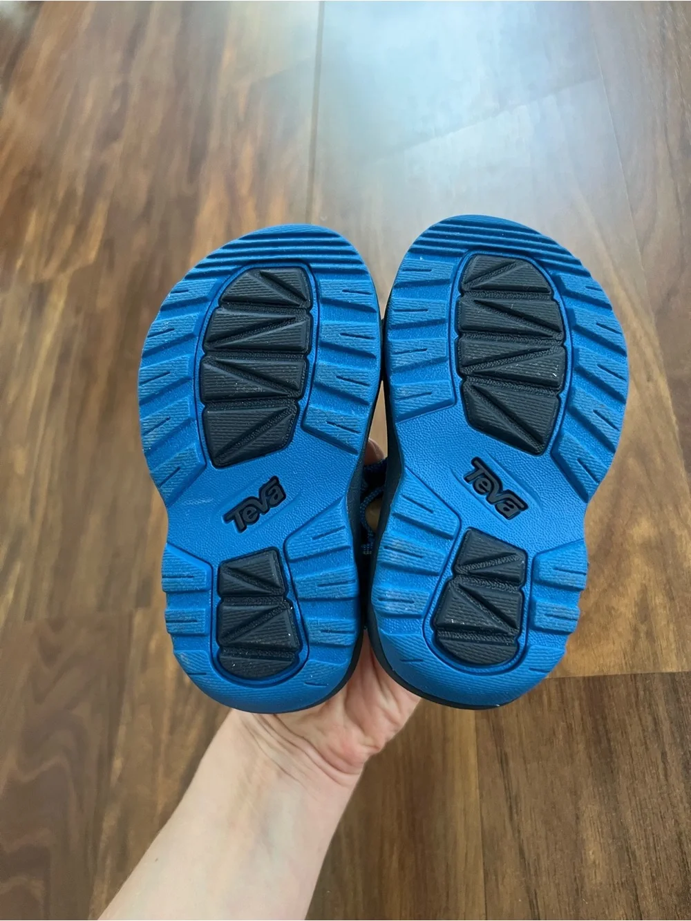 Pre-owned Teva toddler sandals in blue size 5