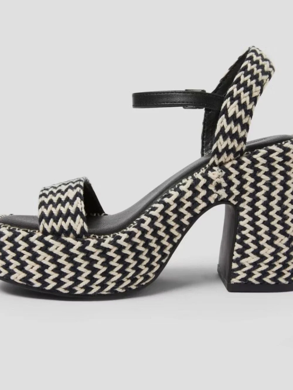 Universal Thread shoes adds