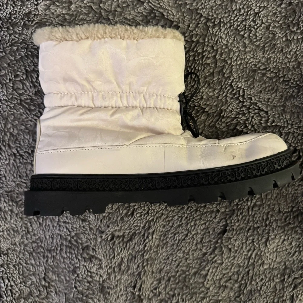 Coach some signature upper