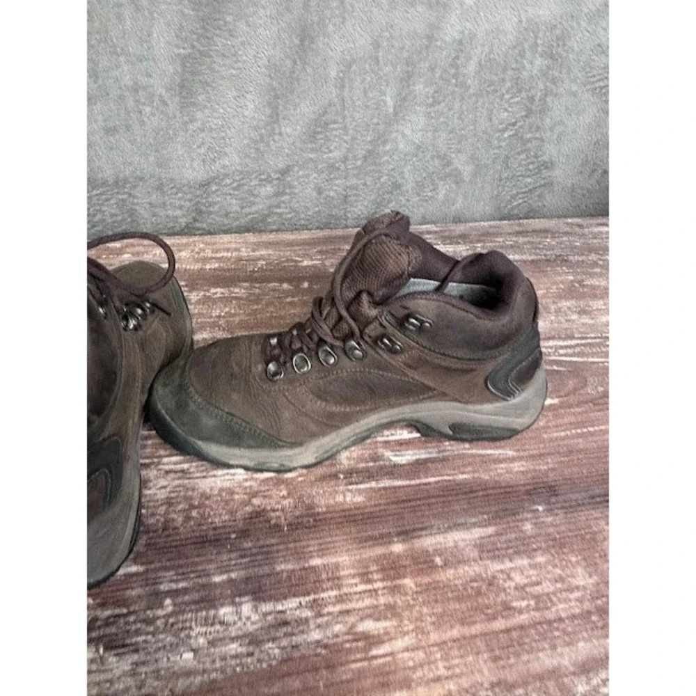 New Balance trail while