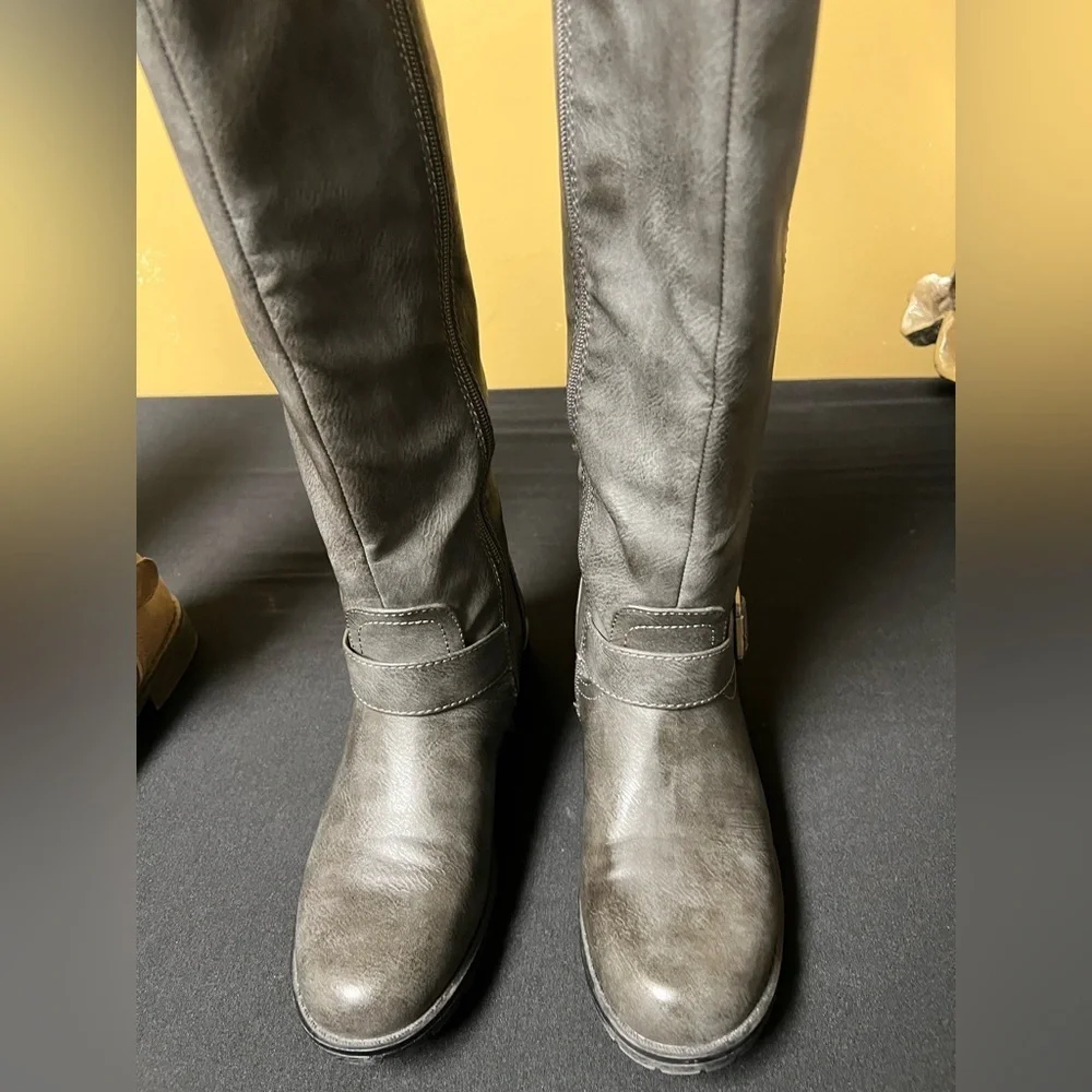 DIDOA GRAY KNEE HIGH SIZE 6.5 LADIES BOOTS. ZIPPER ON BOTH SIDES. 1-1/8” HERL
