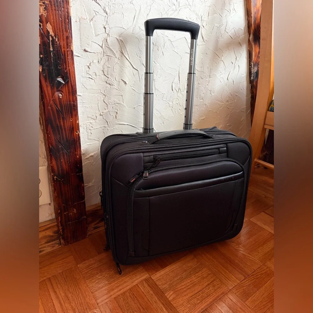 Samsonite durable rolling