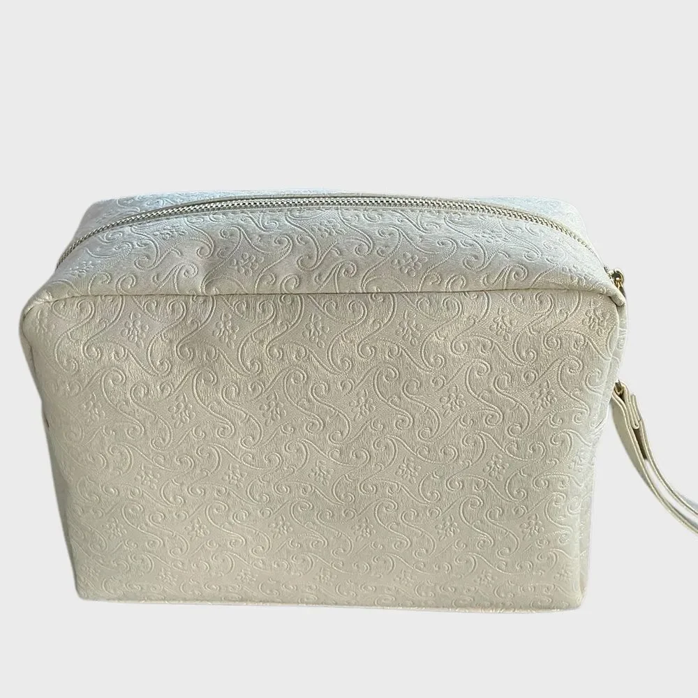 Vince Camuto design silhouette travel