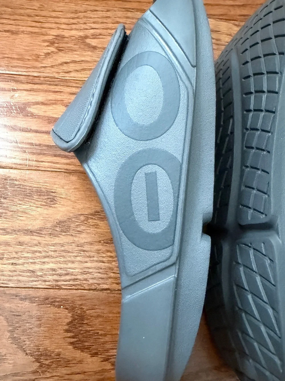 OOFOS cushioned slide