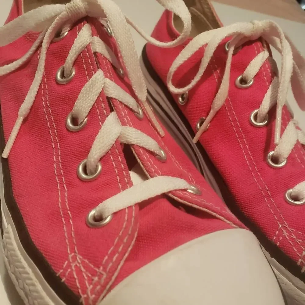 Converse youth sized