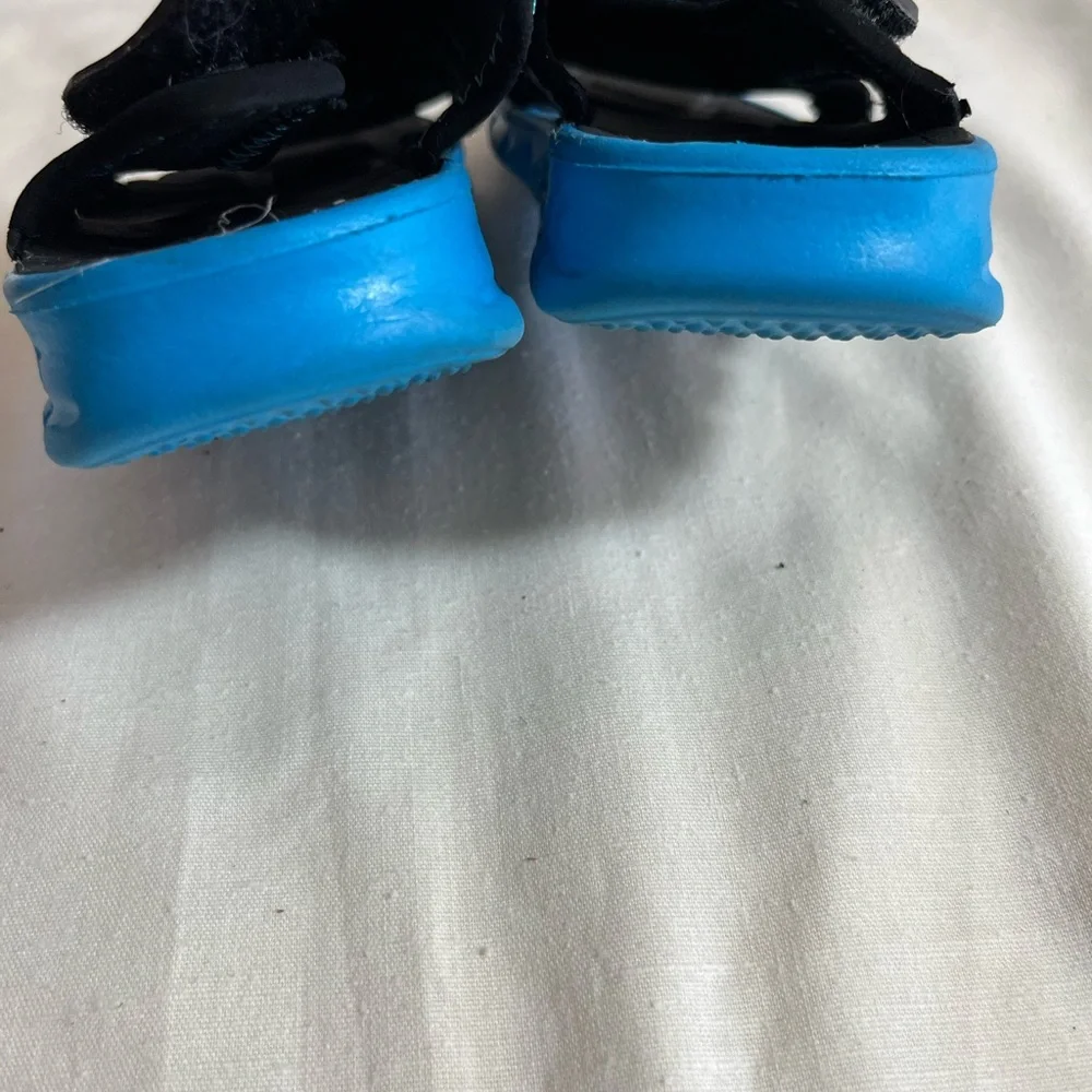 Skechers adds velcro