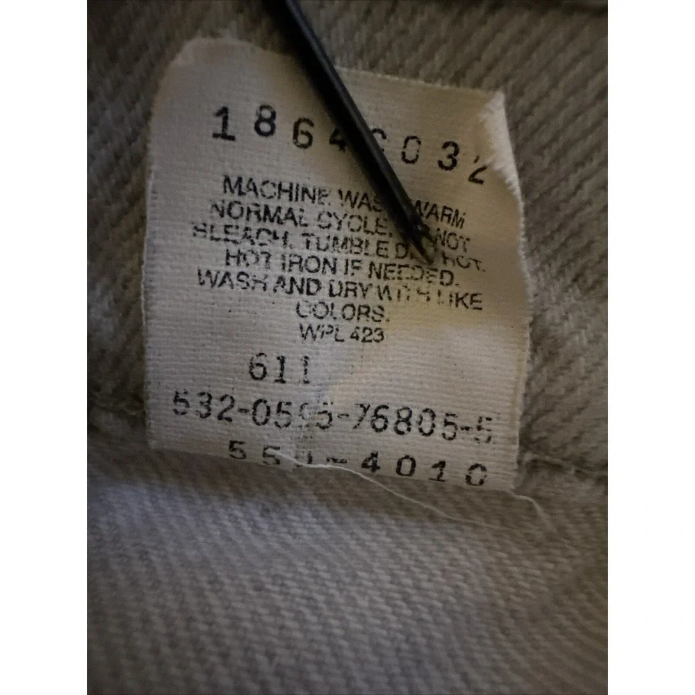 Levis color grayish