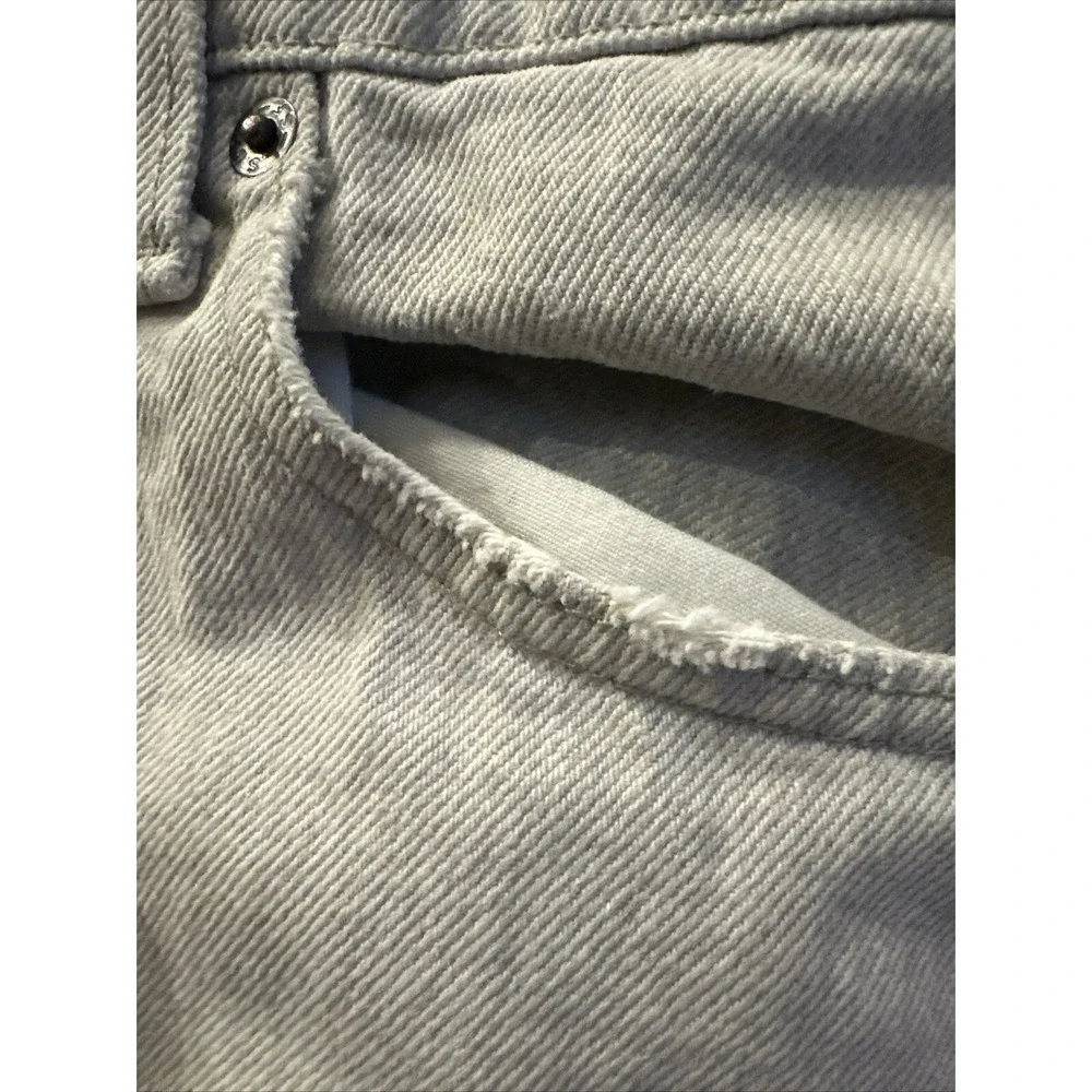 Levis color grayish