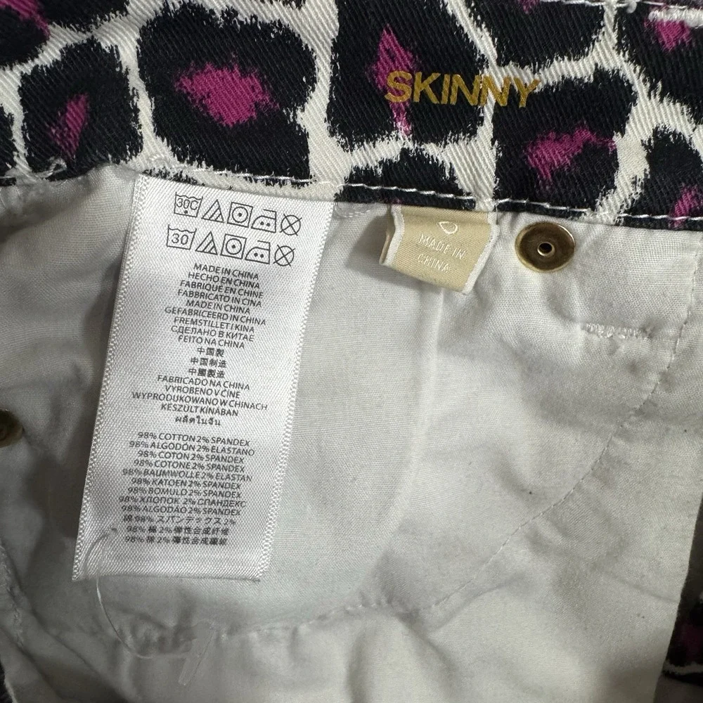 Michael Kors approximate 26 emblem