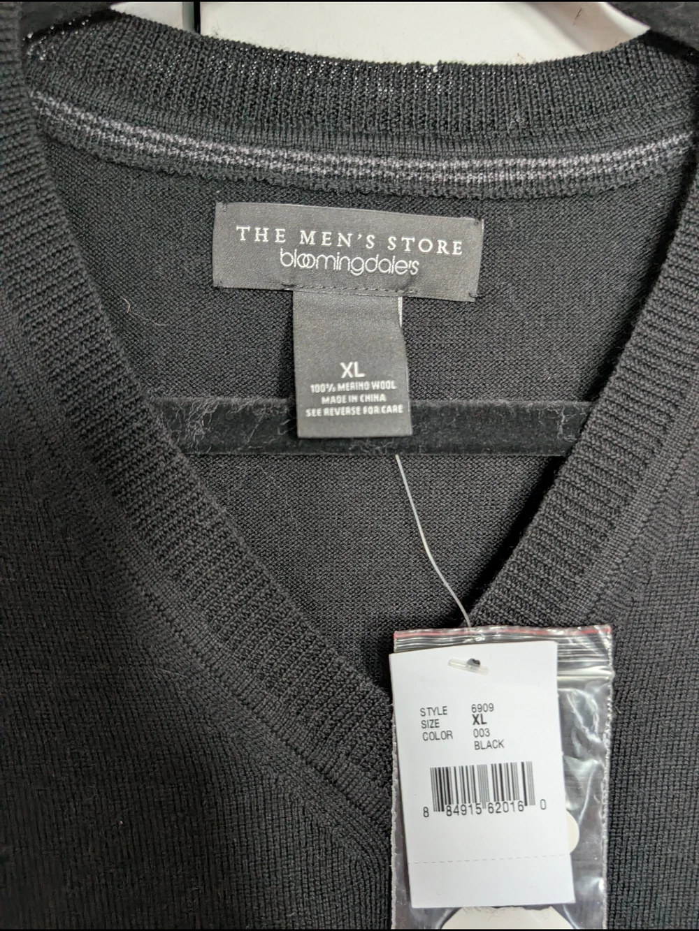 Bloomingdales the Men's Store Black V-Neck Pullover Sweater 100% Merino Wool XL