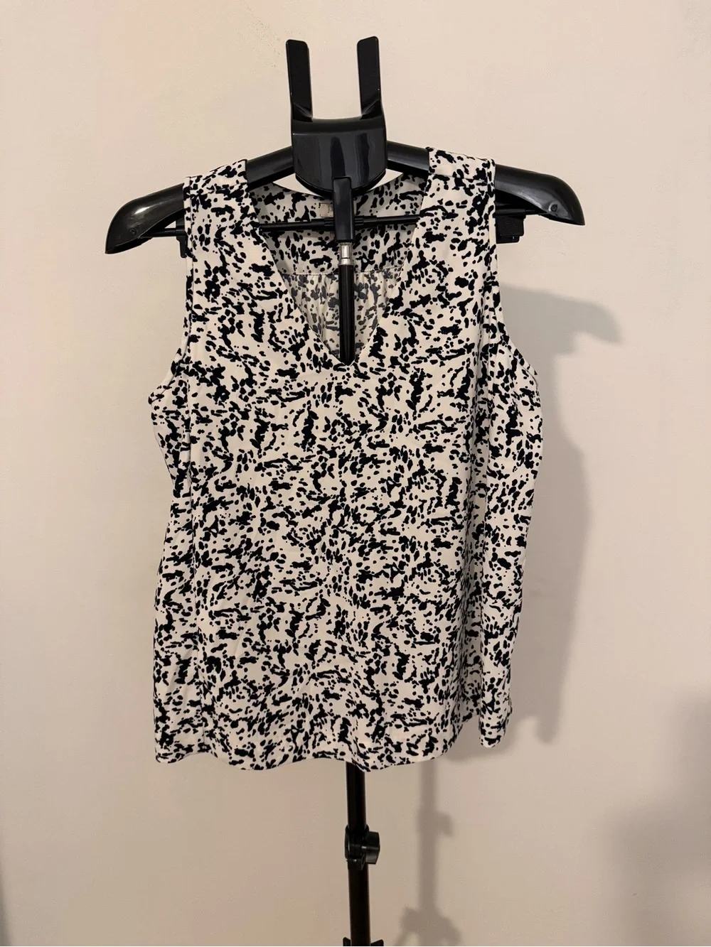 Sleeveless V-Neck Printed Tank Top - Black & White