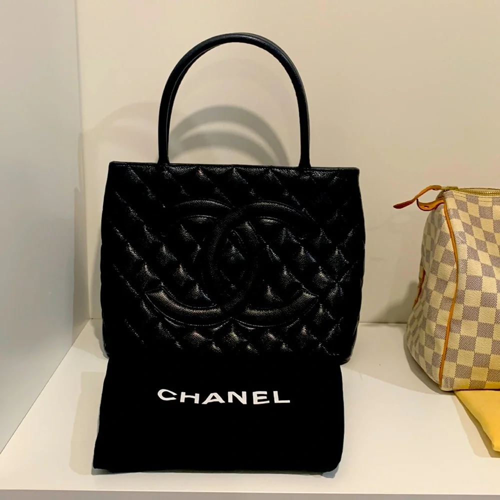 CHANEL elegant black