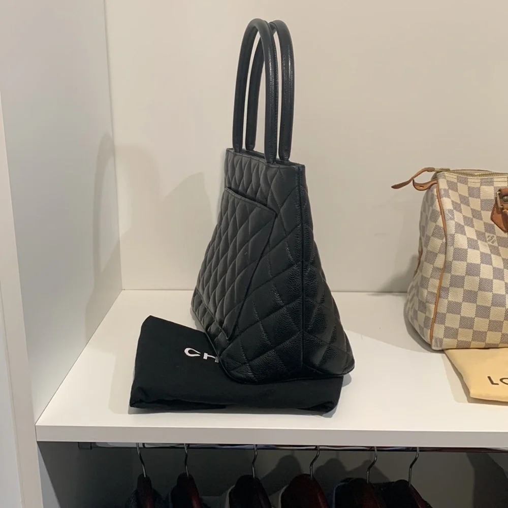 CHANEL elegant black