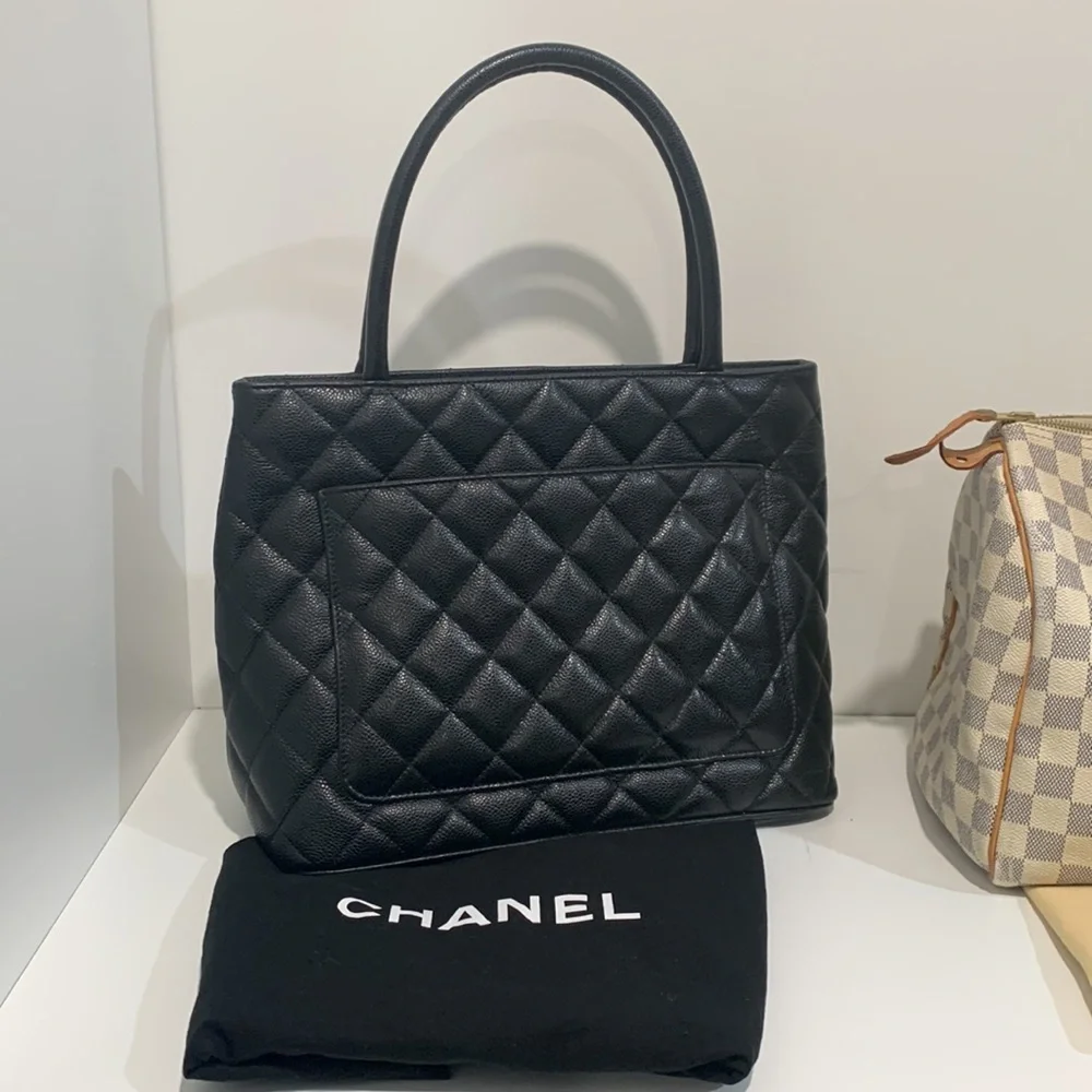 CHANEL elegant black