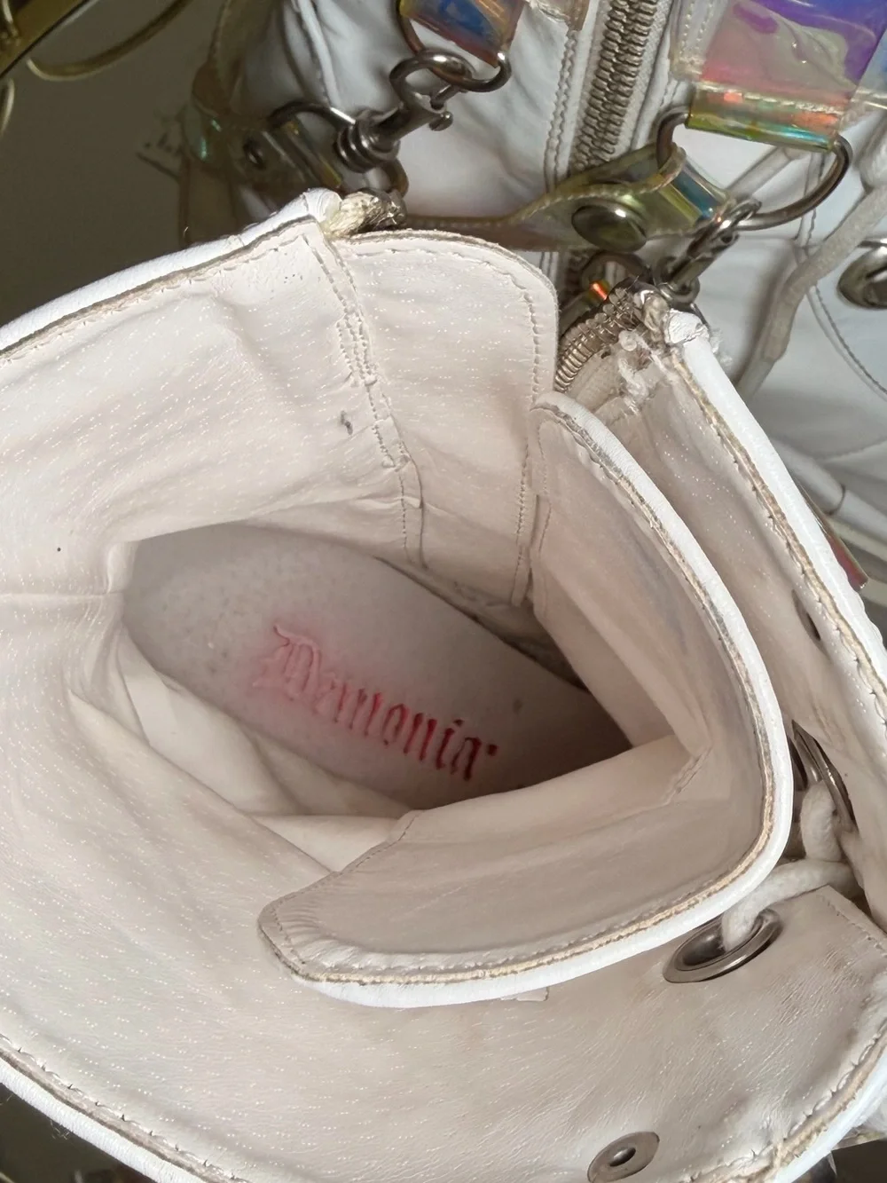 Demonia gleaming white