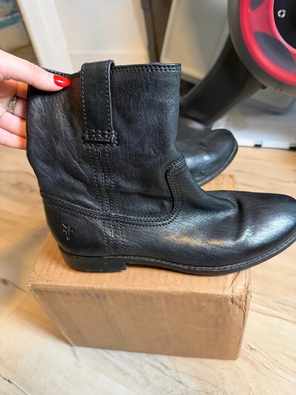 Frye classic black