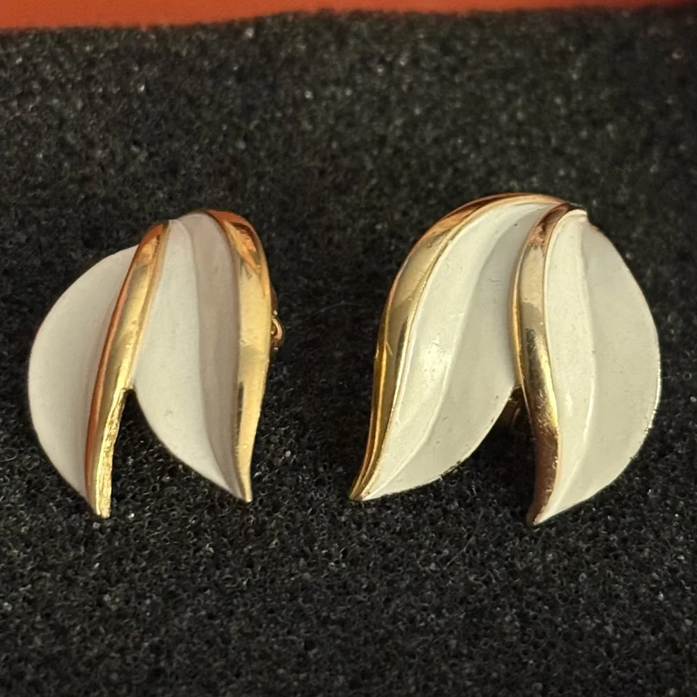 Vintage Crown Trifari White Enamel Gold Tone Leaf Clip-On Earrings‎ Signed
