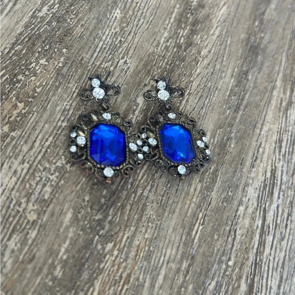 Bundle two pair of earrings