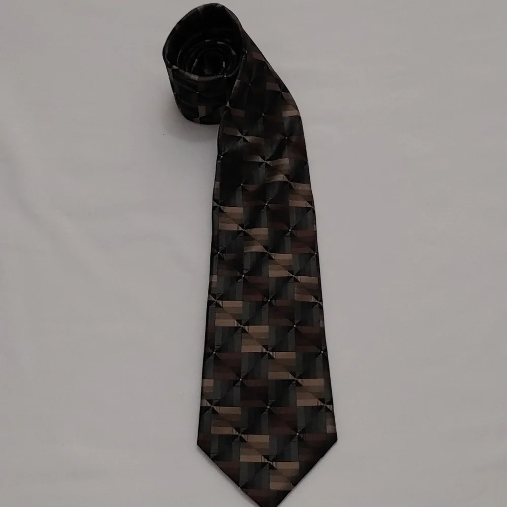 Arrow Men's Pure Silk Tie in Geometric Pattern