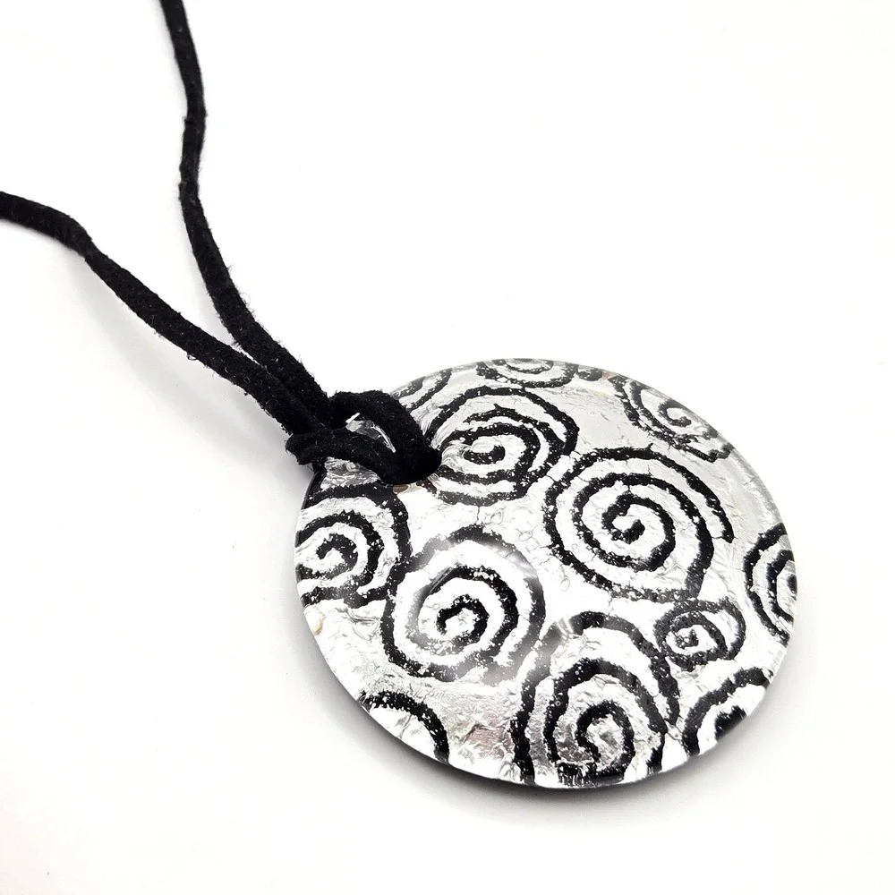 N/A round pendant