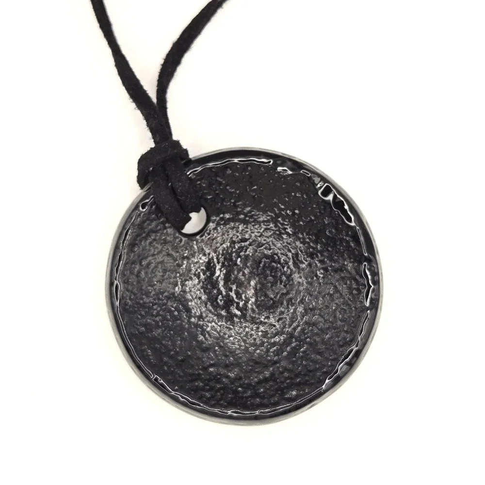 N/A round pendant