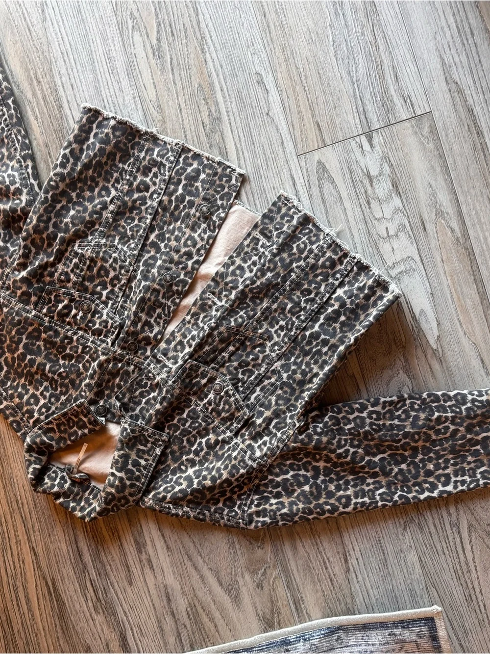 Free People Leopard Print Cropped Denim Jacket XS Raw Hem Animal Print Trucker