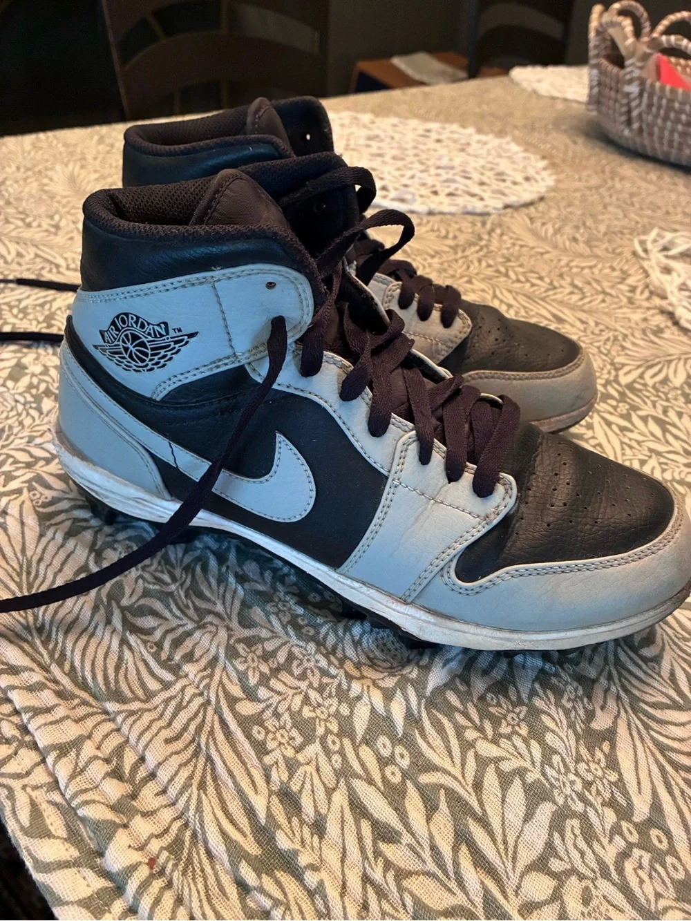 Nike Air Jordan 1 Retro High Top - Black & White baseball cleats