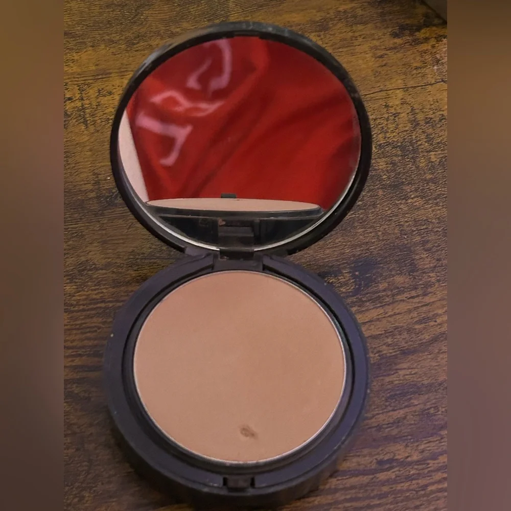 mark. Cream-to-Tan Bronzer & Contour Compact