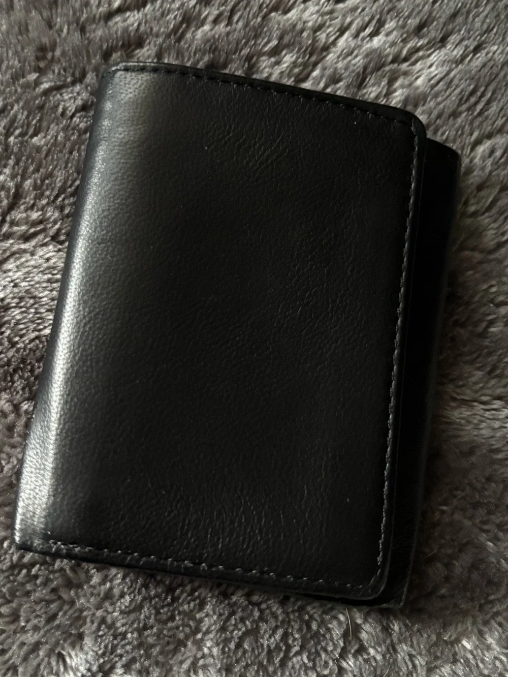 Roundtree men’s Black Leather Bi-Fold Wallet - Classic Minimalist