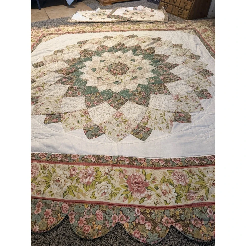 Vintage Floral Dahlia Patchwork Quilt Set Scalloped Edge Green Pink 3pc Queen